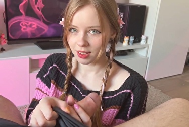 Смотрит в глаза и отсасывает — я таю и в ротик ей кончаю